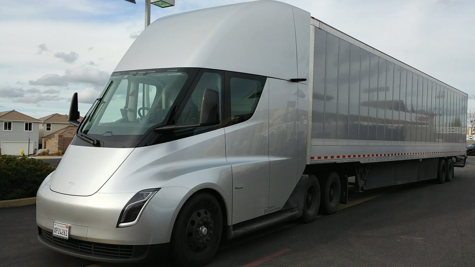 Tesla Semi electric truck shown in commercial fleet context.