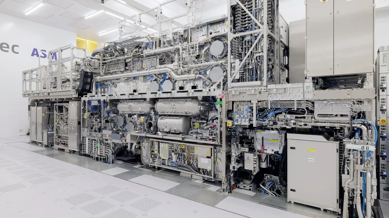 The official open ASML TWINSCAN EXE:5000 High-NA EUV system in its cleanroom.