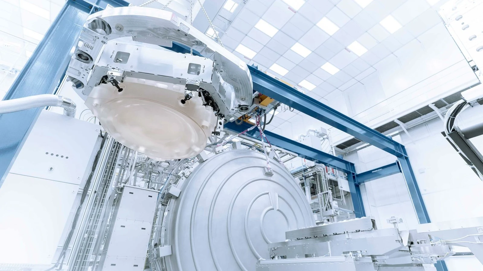 A High-NA EUV optical module under test at ZEISS SMT.