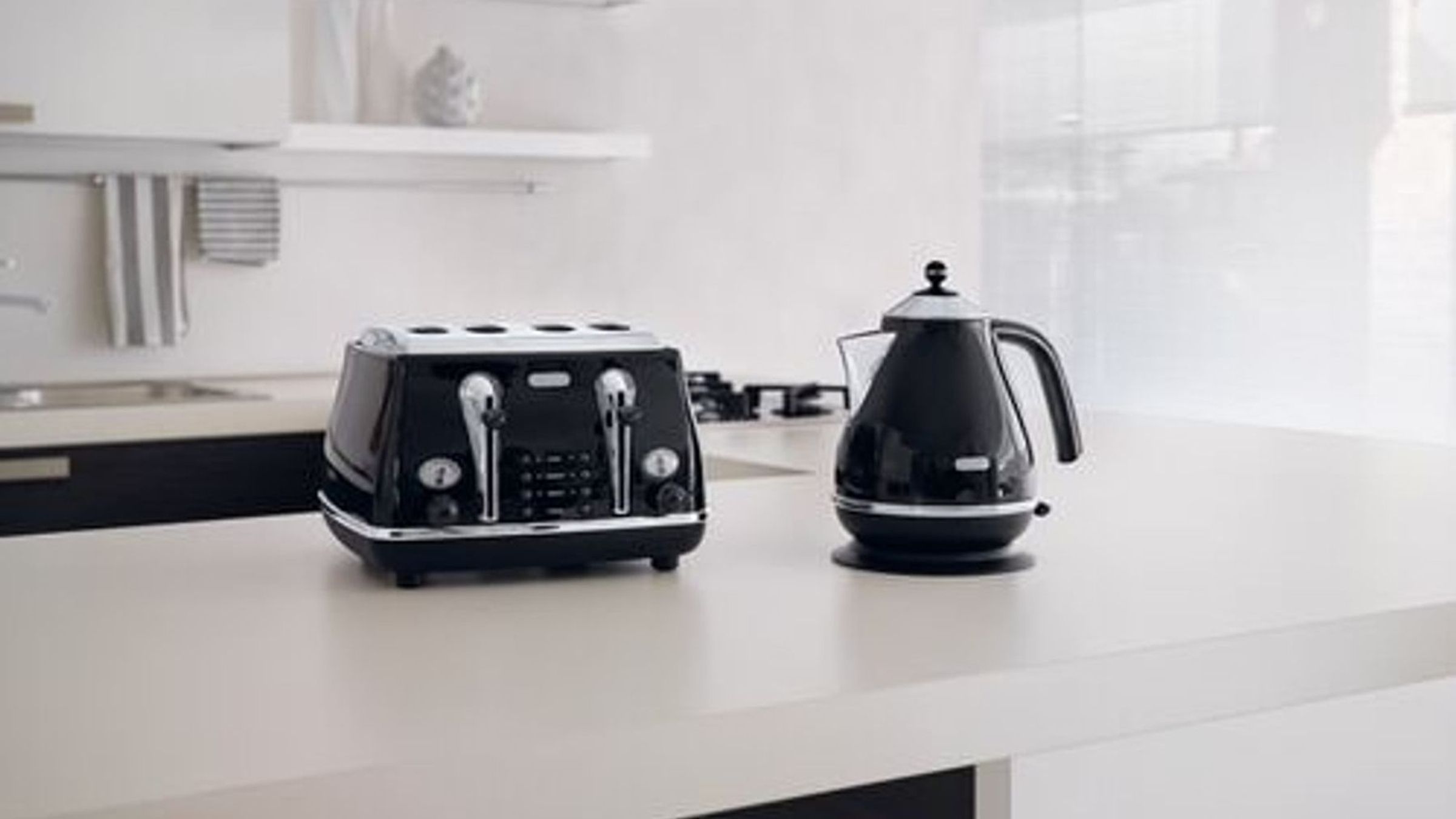 De’Longhi kitchen appliances on a clean counter.