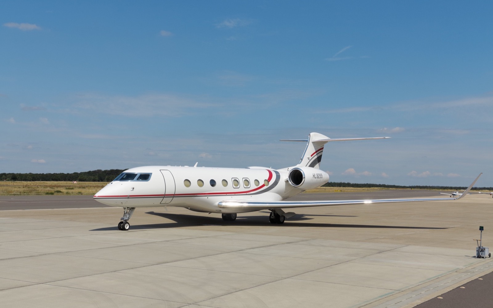 Gulfstream G650 on an airport apron, photographed in Braunschweig in 2019.