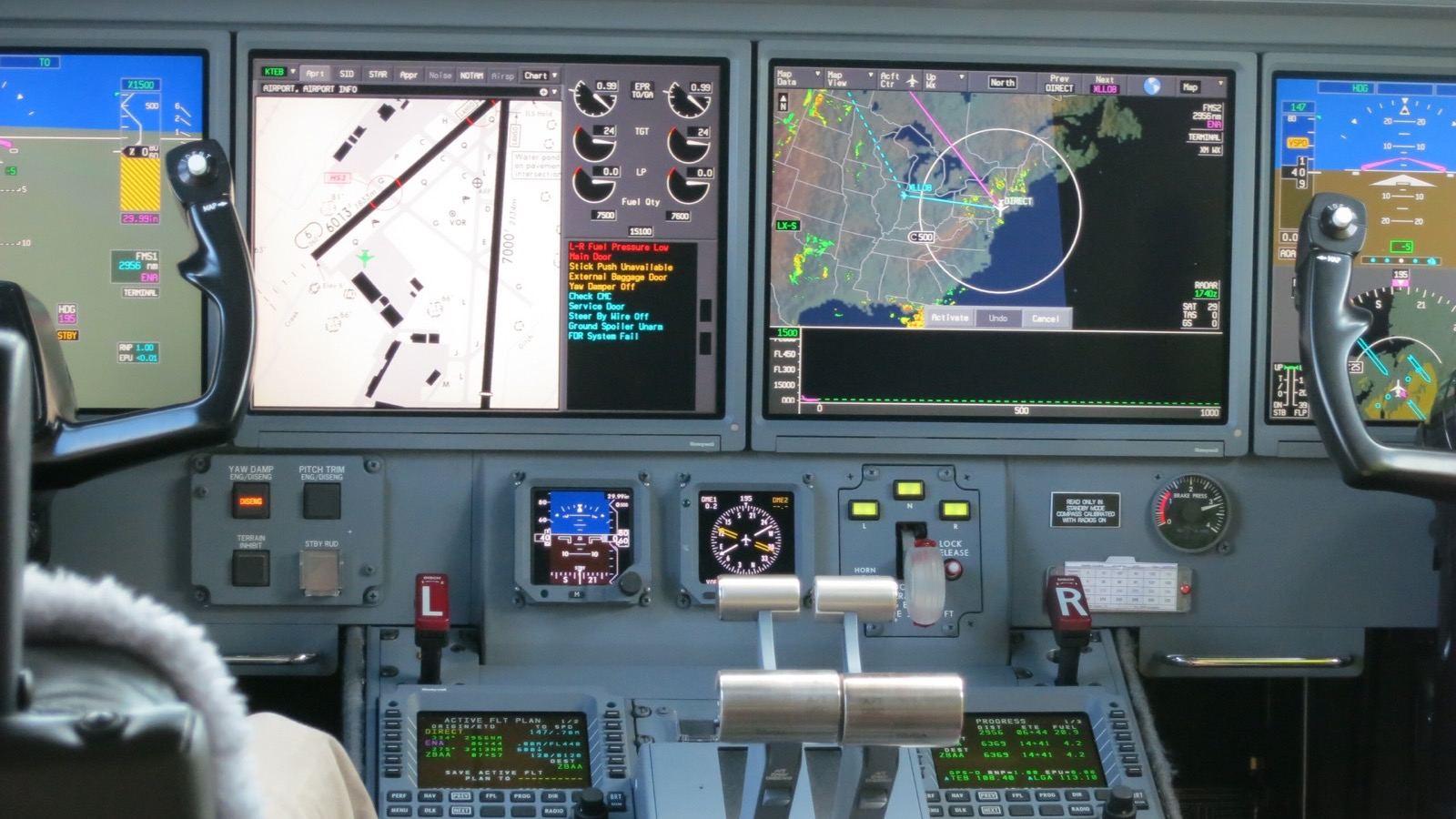 Gulfstream G550 cockpit and flight displays.
