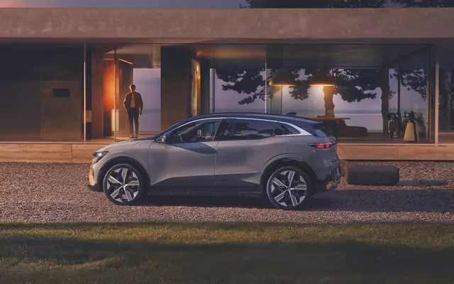 Renault Brand Signal Card hero proof surface showing the marque, portfolio, and mobility architecture.